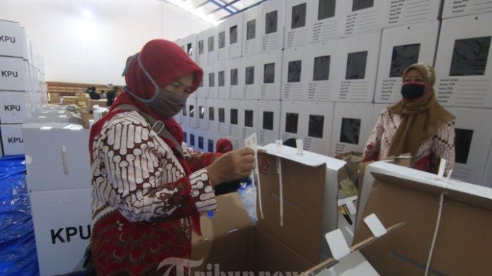 Ilustrasi petugas mengatur logistik kotak suara untuk Pemilu.