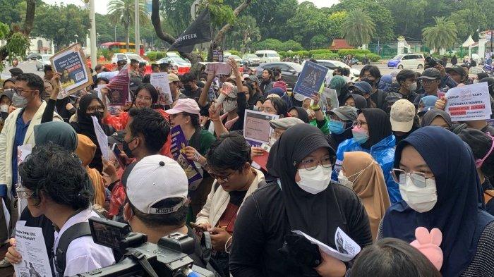 DEMO TOLAK PPN 12 PERSEN - Massa aksi menolak kenaikan tarif pajak pertambahan nilai (PPN) menjadi 12 persen mulai berdatangan di Jalan Medan Merdeka Barat, Jakarta Pusat, Kamis (19/12/2024).