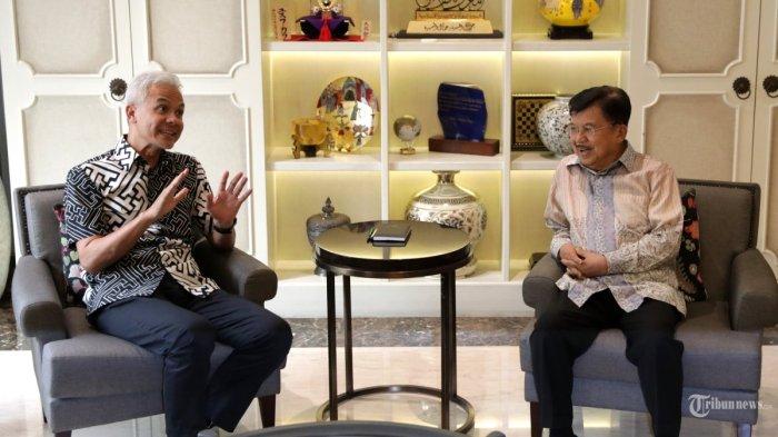 Calon Presiden nomor urut tiga Ganjar Pranowo berbincang dengan Wakil Presiden ke-10 dan ke-12 Jusuf Kalla saat pertemuan di Kediaman Jusuf Kalla, Jakarta, Minggu (19/11/2023). Pertemuan tersebut sebagai ajang silaturahmi dan berbincang mengenai Pemilu 2024.