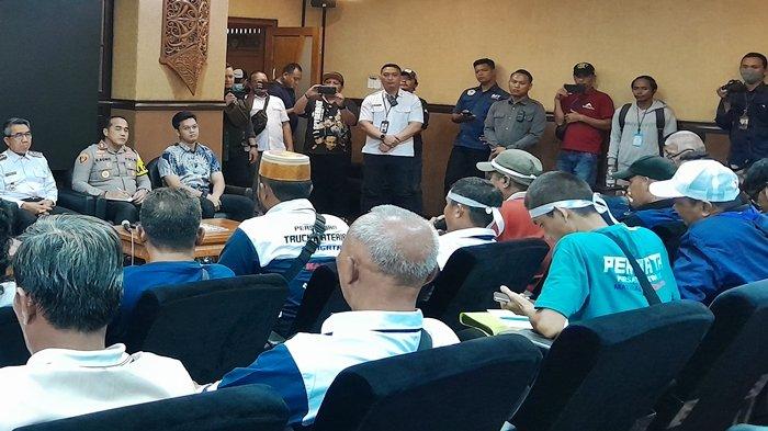 Pemkab Kutim diskusi bersama para demonstran di ruang Arau, Kantor Bupati Kutim, Sangatta, Kabupaten Kutai Timur, Kalimantan Timur pada Rabu (20/12/2023). Bupati Kutai Timur, Ardiansyah Sulaiman, menerima secara damai para demonstran dari Komunitas Driver gabungan.