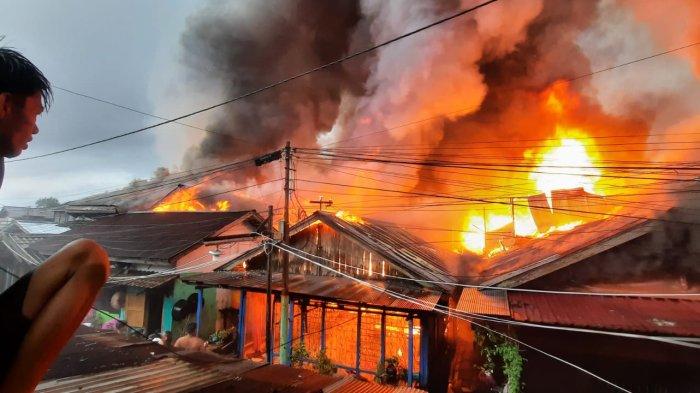 KEBAKARAN- Warga bahu membahu memadamkan kobaran si jago merah melahap pemukiman padat jalan Dr Sutomo Gang 4 RT 33 Kelurahan Sidodadi Kecamatan Samarinda Ulu Kalimantan Timur, Kamis (21/12/2023). TRIBUNKALTIM.CO/NEVRIANTO