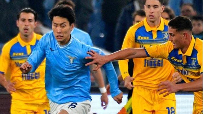 Pemain Lazio Daichi Kamada berduel dengan pemain Frosinone pada pertandingan Liga Italia Serie A.