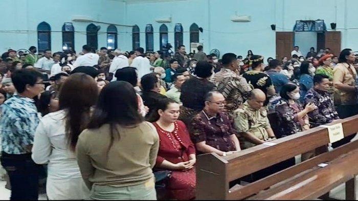 Perayaan natal di gereja Katolik Santo Petrus, Kampung Ujoh Bilang, Kecamatan Long Bangun, Senin (25/12/2023) pagi. Bupati Mahulu, Bonifasius Belawan Geh berharap masyarakat mampu merefleksikan damai yang diberikan Yesus di dalam hidup bermasyarakat.