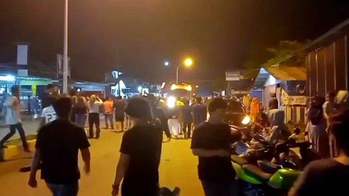 Warga saat melakukan pencegatan terhadap truk muatan batu bara dari arah Kalsel yang melintasi jalan umum di Kecamatan Batu Sopang, Kabupaten Paser, Kalimantan Timur pada Senin (25/12/2023) malam.