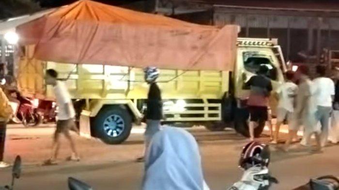 Truk angkutan batu bara saat menerobos blokade jalan yang dilakukan oleh warga Desa Batu Kajang, Kecamatan Batu Sopang, Kabupaten Paser, Kalimantan Timur, Rabu (27/12/2023) sore.