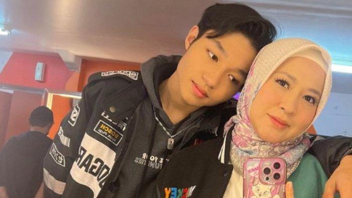Kiesha Alvaro bersama ibundanya, Okie Agustina.