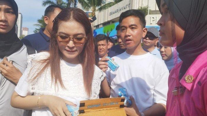 Calon wakil presiden nomor urut 2 Gibran Rakabuming Raka dan istri, Selvi Ananda bagi-bagi susu dalam kegiatan Car Free Day, di Jalan MH Thamrin, Jakarta Pusat, Minggu (3/12/2023).