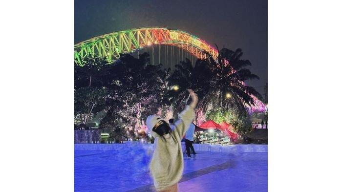 Fuji foto dengan latar Jembatan Kutai Kartanegara