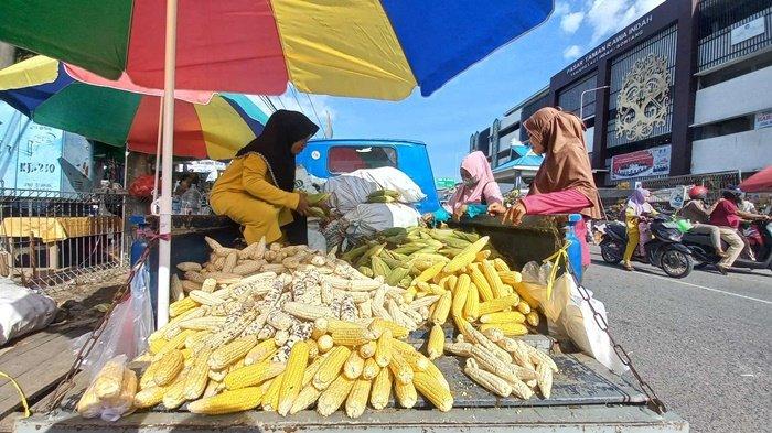 Pedagang jagung manis di Pasar Tamrin, Kelurahan Tanjung Laut Indah, Bontang Selatan, Irma Suriani saat meladeni pembeli.