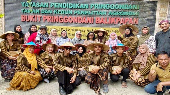 Ketua Ekonomi Kreatif Balikpapan, Hj. Nurlena bersama dengan kepala OPD lainnya meninjau kawasan Pasar Tumpah Pringgodani yang berlokasi di Gunung Binjai, Kota Balikpapan, Kalimantan Timur pada Senin (1/1/2024).
