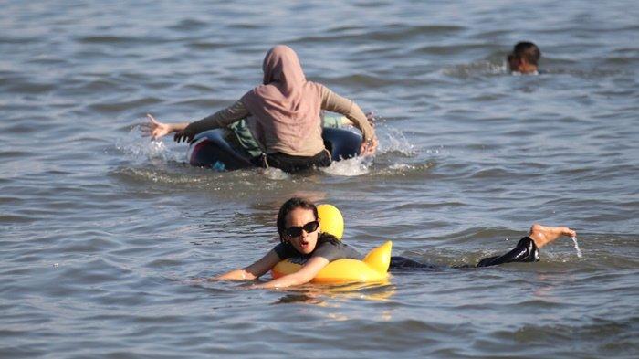 Pantai Manggar Segara Sari Balikpapan. Tercatat ada beberapa insiden yang terjadi, namun petugas gabungan yang bersiaga berhasil menanganinya dengan baik.
