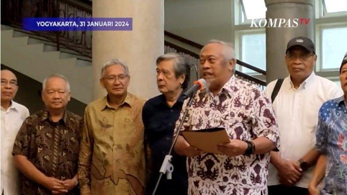 PETISI BULAKSUMUR - Guru besar dan sivitas akademika UGM membacakan Petisi Bulaksumur, Rabu (31/1/2024) di Balairung UGM.