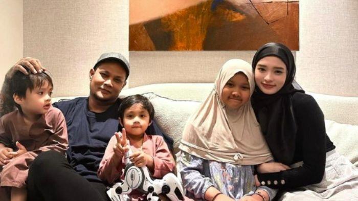 Virgoun, Inara beserta anak-anaknya merayakan momen Tahun Baru 2024 bersama.