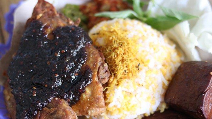 Menu bebek hitam di Warung Sambal Bengis Mbah Tjokro Balikpapan yang wajib dicoba.