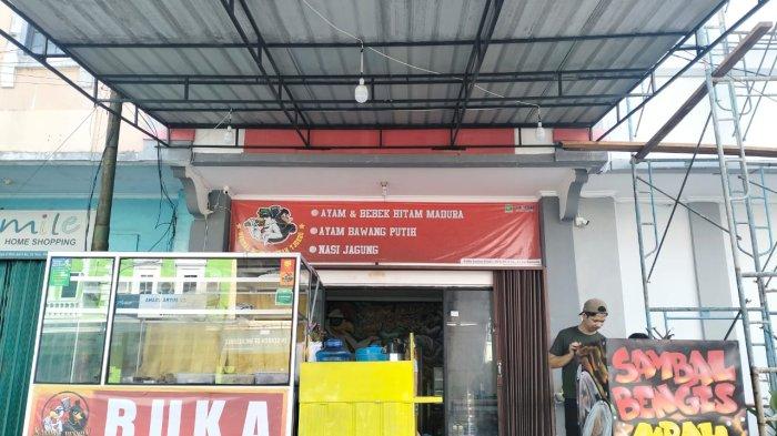 Warung Sambal Bengis Mbah Tjokro Balikpapan kini hadir sejak 4 Januari 2023 lalu. Lokasinya berada di Jalan H. Tjutjup Suparna, Kelurahan Gunung Samarinda, Kota Balikpapan, Kalimantan Timur, Kamis (4/1/2024).