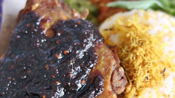 Hidangan bebek hitam Warung Sambal Bengis Mbah Tjokro di Kota Balikpapan, Kalimantan Timur, Kamis (4/1/2024). Sajian bebek hitam ini dilengkapi dengan cita rasa pedas dari sambal ijo, sambal korek hingga sambal mangga yang segar. Dijamin memberikan kepuasan konsumen pecinta kuliner daging bebek di Balikpapan.