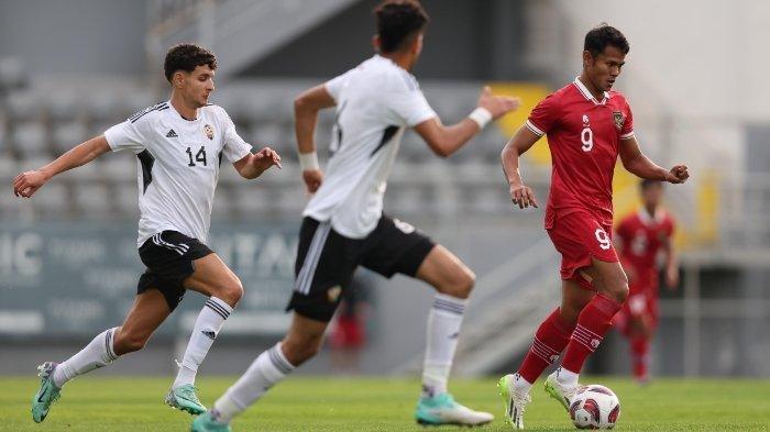 Aksi Dimas Drajad pada laga uji coba Timnas Indonesia vs Libya, Selasa (2/1/2024).