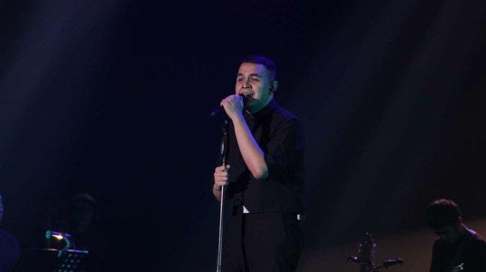 Potret Tulus di Java Jazz Festival 2020. Ini lirik lagu viral di TikTok Tulus - Bersamamu.