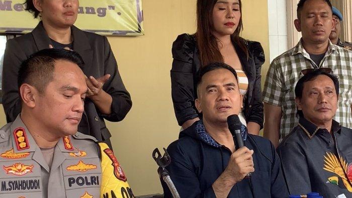 Penyanyi dangdut Saipul Jamil menjelaskan alasannya menolak ditangkap polisi di Jalan Daan Mogot, Jakarta Selatan, saat ditemui dalam jumpa pers di Polsek Tambora, Sabtu (6/1/2024).