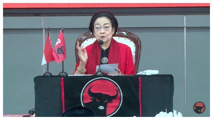 Ketua Umum PDIP, Megawati Soekarnoputri saat berpidato dalam HUT ke-51 PDIP yang digelar di Sekolah Partai di Lenteng Agung, Jakarta pada Kamis (10/1/2024). Megawati mengungkapkan PDIP bisa bertahan hingga saat ini bukan karena peran elite atau presiden tetapi lantaran adanya rakyat.