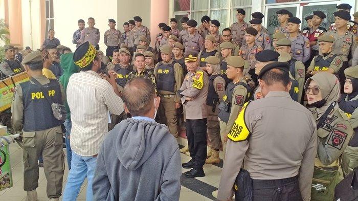 Massa aksi bersikeras temui Pj Bupati PPU Makmur Marbun, Kamis (11/1/2024). Keluhan utama masyarakat yakni sulitnya mendapatkan gas elpiji, persoalan pendidikan, BPJS Kesehatan, hingga kelangkaan BBM jenis solar.