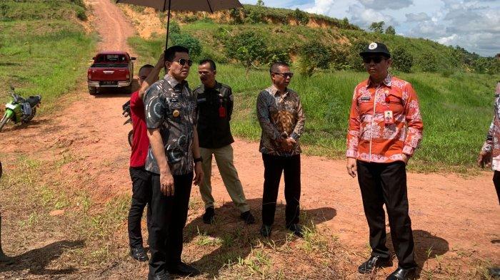 Walikota Samarinda, Andi Harun, saat meninjau lahan yang akan diperuntukkan sebagai lahan pemakaman baru di Kelurahan Tanah Merah, Kecamatan Samarinda Utara, Kota Samarinda, Kalimantan Timur Jumat (12/1/2024). Walikota Andi Harun langsung mengerahkan Badan Pengelolaan Keuangan dan Aset Daerah untuk segera memproses pembuatan berita acara, penyerahan naskah hibah lahan.