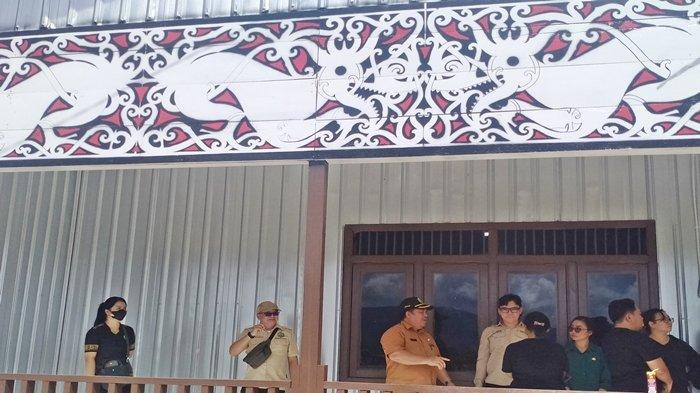 Pelaksanaan peninjauan gedung perkantoran baru di gedung permanen Pemkab Mahulu di Ujoh Bilang, Kabupaten Mahakam Ulu, Kalimantan Timur, Jumat (12/1/2024). Sebelumnya, Pemkab Mahulu hanya mengandalkan sewa gedung untuk perkantoran.
