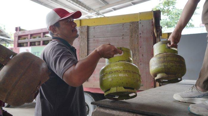 Beli gas Elpiji 3 Kg di seluruh pangkalan yang ada di wilayah Kota Balikpapan wajib menunjukkan kartu identitas berupa KTP pembeli, Jumat (12/1/2024).