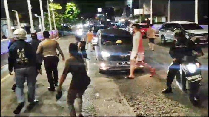 Ilustrasi sekelompok warga mengambil tindakan sepihak menghentikan pemotor yang melaju dengan kecepatan tinggi di Jalan Jenderal Sudirman, Klandasan Ilir, Kecamatan Balikpapan Kota, Kota Balikpapan, Kalimantan Timur pada Minggu (14/1/2024) dini hari.