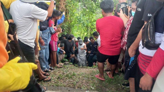 Pria yang ditemukan tewas di Km 3, Kelurahan Belimbing, Bontang Utara, Kota Bontang, Kalimantan Timur, dievakuasi dari lokasi menuju RSUD untuk dilakukan visum, Senin (15/1/2024). Salah seorang saksi mata yang tinggal tidak jauh dari lokasi tersebut mengaku, mendengar ribut-ribut tepat di depan Hotel Oaktree atau Grand Mutiara.