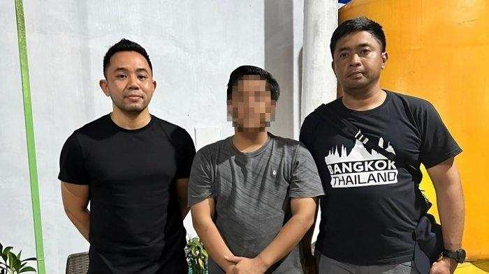 PENGANCAM TEMBAK ANIES- Terduga pelaku pengancaman Anies Baswedan, RA (tengah), saat kali pertama dijemput dari kediamannya di Kutai Timur untuk dibawa ke Mapolda Kaltim, Balikpapan, pada Sabtu (13/1/2024) lalu. TRIBUNKALTIM.CO/HO/SUBDIT SIBER POLDA KALTIM