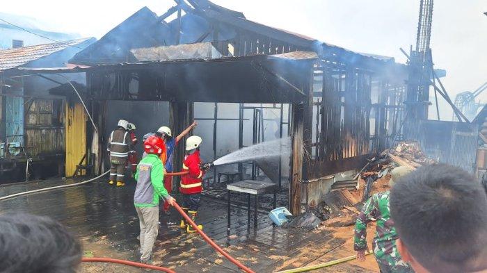 Upaya petugas pemadam kebakaran yang menghanguskan puluhan rumah di Jalan Pattimura Kelurahan Tenun Mangkupalas, Samarinda Seberang, Kota Samarinda, Rabu (17/1/2024).