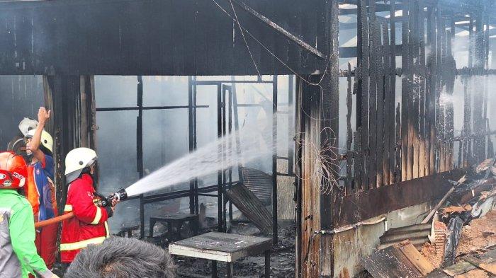 Upaya pemadaman kebakaran di Jalan Pattimura, RT 13, Kecamatan Samarinda Seberang saat api berhasil dipadamkan, Rabu (17/1/2024)