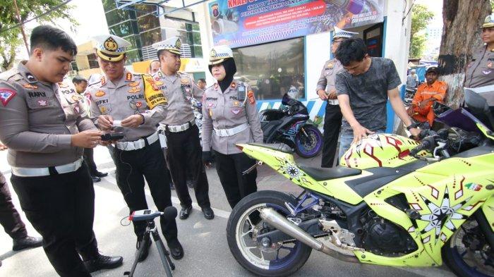 SITA KNALPOT BRONG - Andre (baju abu-abu), salah satu pemotor yang terjaring, mengeluh diberhentikan oleh petugas. Dirlantas Polda Kaltim, Kombes Pol Rifki, menyatakan akan menindak pemotor lain yang menggunakan knalpot serupa, Kamis (18/1/2024).