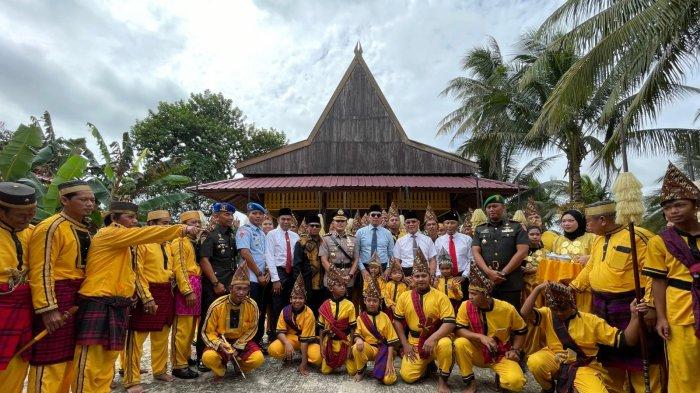 HUT SAMARINDA - Jajaran Pemkot Samarinda saat ziarah ke Makam La Mohang Daeng Mangkona pada Jumat (19/1/2024).TRIBUNKALTIM.CO/SINTYA ALFATIKA SARI