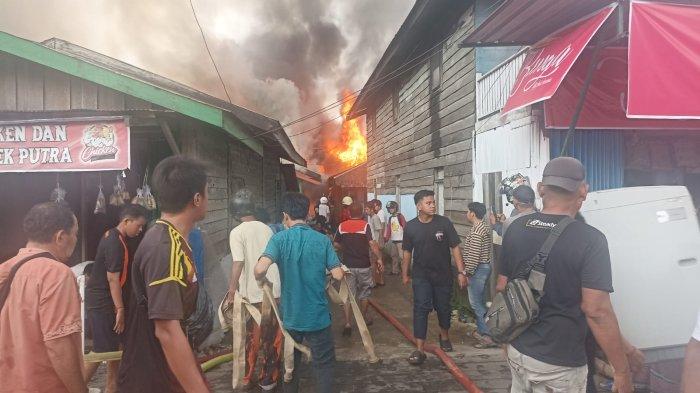 KEBAKARAN - Potret kobaran api yang tengah melahap sejumlah rumah di Jalan Kemuning Samarinda, Jumat (19/1/2024).TRIBUNKALTIM.CO/RITA LAVENIA