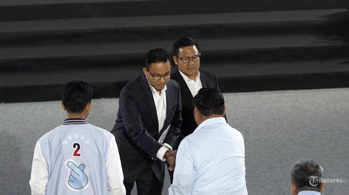 Calon Presiden dan calon wakil presiden nomor urut 1 Anies Baswedan dan Muhaimin Iskandar berjabat tangan dengan calon presiden dan calon wakil presiden nomor urut 2 Prabowo Subianto dan Gibran Rakabuming Raka saat menghadiri acara Paku Integritas Capres dan Cawapres di Gedung Merah Putih KPK, Jakarta, Rabu (17/1/2024). KPK menggelar Penguatan Anti-Korupsi Untuk Penyelenggara Berintegritas (Paku Integritas) yang bertujuan untuk menguatkan komitmen capres dan cawapres untuk pemberantasan korupsi.