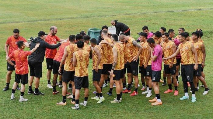 PEMAIN BORNEO FC BERLATIH - Para Pemain dan official Borneo FC saat berkumpul sesuai latihan di Yogjakarta, Kamis (18/1/2024). Usai memberikan uji coba dalam game internal akhir pekan, Sabtu 20 Januari 2024 sore, Borneo FC Samarinda akan gelar uji coba kedua.