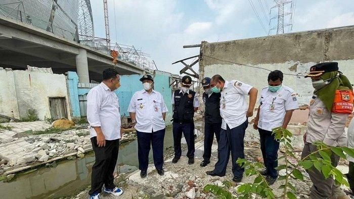 KAMPUNG BAYAM - Wakil Wali Kota Jakarta Utara, Juaini bersama pejabat terkait meninjau langsung lokasi pembongkatan di Kampung Bayam, Papanggo, Tanjung Priok, Jakarta Utara.