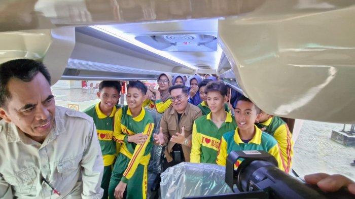 BUS SEKOLAH - Wakil Bupati Kukar Rendi Solihin bersama sejumlah siswa naik bus sekolah bantuan dari Pemkab Kukar untuk antar jemput pelajar di Kecamatan Muara Jawa. Bantuan diserahkan Wakil Bupati Kukar, Rendi Solihin, Jumat (19/1/2024).