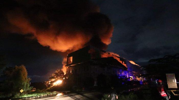 KEBAKARAN DI KARIANGAU - Bangunan perusahaan di kawasan kilometer 13 Balikpapan, Kalimantan Timur pada Sabtu (20/1/2024) malam terbakar.