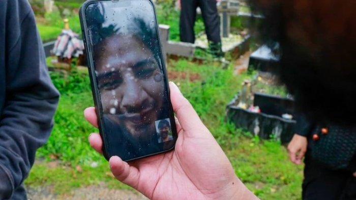 Aktor peran Ammar Zoni terlihat menangis dalam sambungan video call di pemakaman ayahnya. (