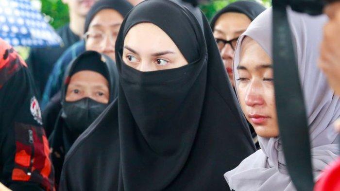 Aktris peran Irish Bella turut menghadiri pemakaman ayah mertuanya, Suhendri Zoni, di TPU Kalimulya I, Minggu (21/1/2024).