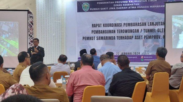 Pj Gubernur Kaltim, Akmal Malik saat melakukan rapat di RSJD Atma Husada Mahakam, Senin (22/1/2024) yang kemudian dilakukan peninjauan bersama Wali Kota Samarinda Andi Harun serta jajaran OPD teknis Pemprov dan Pemkot di lahan milik RSI yang terdampak proyek terowongan untuk jalan alternatif warga.