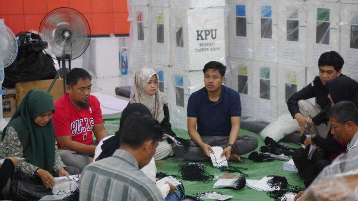 LIPAT SURAT SUARA - Para petugas pelipat surat suara di KPU Kota Bontang, Rabu (24/1/2024).
