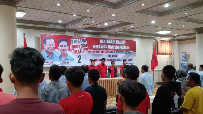DUKUNG PRABOWO GIBRAN - Kader Relawan dan Simpatisan PDI Perjuangan dan Nasdem Kabupaten Paser saat deklarasi dukung Prabowo-Gibran 1 Putaran, yang berlangsung di Hotel Bumi Paser, Kecamatan Tanah Grogot, Kabupaten Paser, Kalimantan Timur, Selasa (23/1/2024).