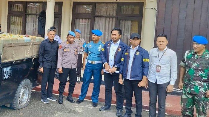 Press release Polres Kutim tentang penyalahgunaan BBM pertalite. MN (41) diamankan polisi lantaran mengetap BBM jenis pertalite sebanyak 2,3 ton dari beberapa SPBU yang berada di Kota Sangatta, Kabupaten Kutai Timur.