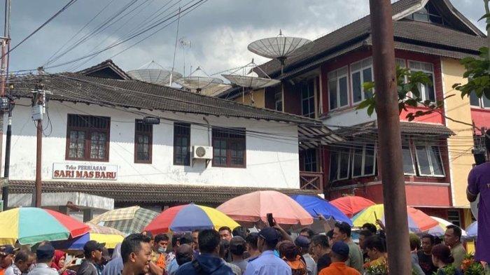TOLAK REKAYASA LALU LINTAS - Pemilik ruko ber SHM di kawasan Pasar Pagi penuhi Jalan Mas Tumenggung Samarinda. Mereka protes upaya Dishub Samarinda untuk rekayasa lalu lintas dalam hal rencana pembangunan ulang Pasar Pagi, Kota Samarinda, Kalimantan Timur pada Kamis (25/1/2024).