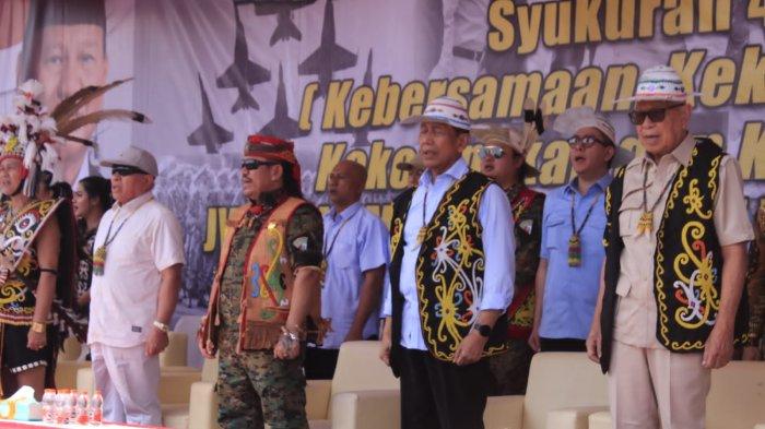 DUKUNG PRABOWO GIBRAN - Ketua LPADKT-KU Vendy Meru saat berada di Desa Adat Budaya Pampang Kota Samarinda, Kamis (25/1/2024). Ia menegaskan bahwa pihaknya mendukung Prabowo-Gibran yang jelas melanjutkan keberlangsungan IKN di Kalimantan Timur.