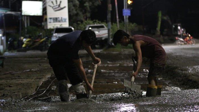 Pengerjaan proyek DAS Ampal di Jalan MT Haryono yang terus dikebut agar bisa selesai sebelum tanggal 19 Februari 2024, sesuai perpanjangan kontrak kerja yang diberikan Dinas PU kepada kontraktor PT Fahreza Duta Perkasa.